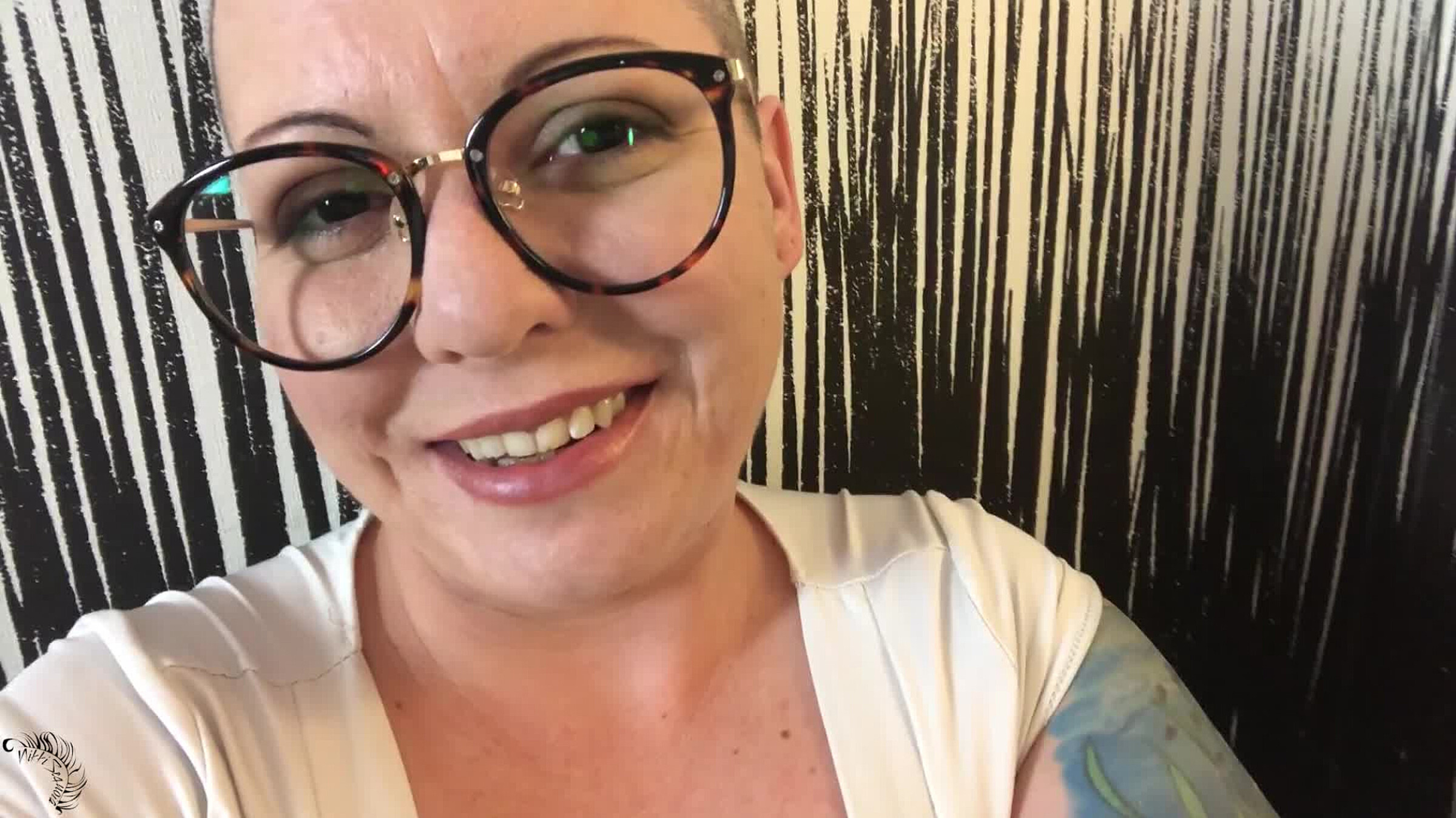 Glasses Girlfriend Sends You a Sexy Vid